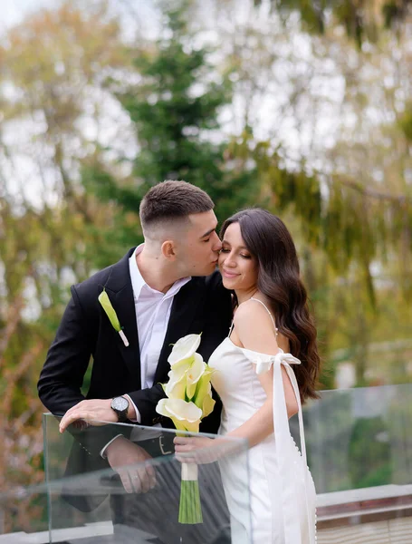 The groom kisses his bride on the cheek — Stockfoto