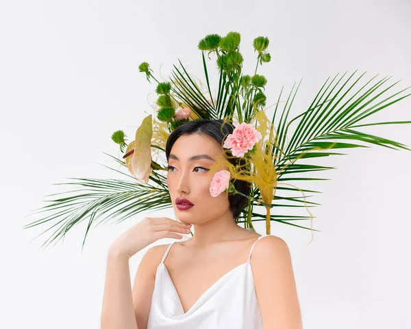 Beyaz elbiseli, tropikal elbiseli güzel bir Çinli kadın. 