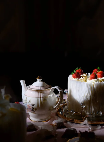 Beautiful cake on a background of vintage teapot — Stock Photo, Image