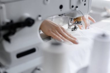 İşyerindeki terzi. Dikiş makinesi