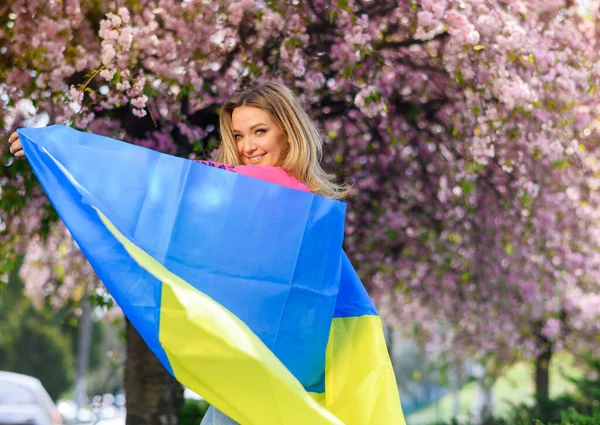 Όμορφη ξανθιά μαλλιά κορίτσι κρατά τη σημαία της Ουκρανίας — Φωτογραφία Αρχείου