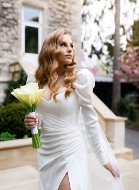 Beyaz elbiseli güzel sarışın beyaz gelin 