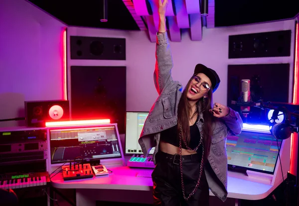 Linda elegante engenheiro de som menina em um estúdio de gravação com luzes de néon — Fotografia de Stock