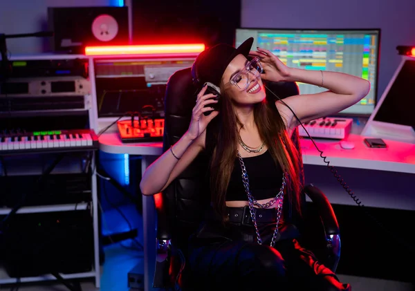 Beautiful caucasian girl in stylish clothes works in a recording studio — Stok fotoğraf