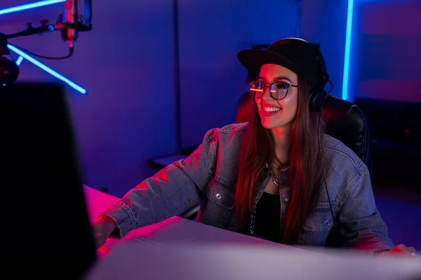 Beautiful caucasian girl in stylish clothes works in a recording studio — Stock Photo, Image