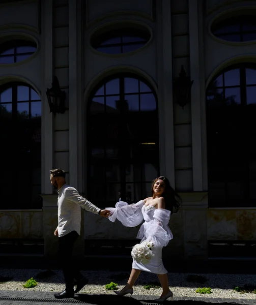 Belo Casal Recém Casado Caucasiano Caminha Mãos Dadas Luz Solar — Fotografia de Stock
