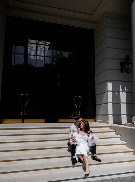 Bonito Casal Recém Casado Caucasiano Com Vestido Branco Com Buquê — Fotografia de Stock