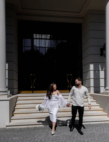 Bonito Casal Recém Casado Caucasiano Com Vestido Branco Com Buquê — Fotografia de Stock