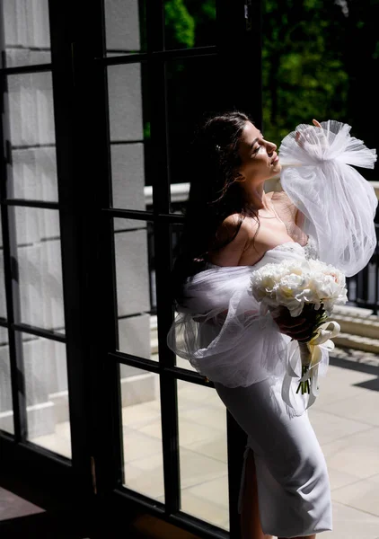 Красивая Молодая Кавказская Невеста Белом Платье Свадебным Букетом Белых Пионов — стоковое фото