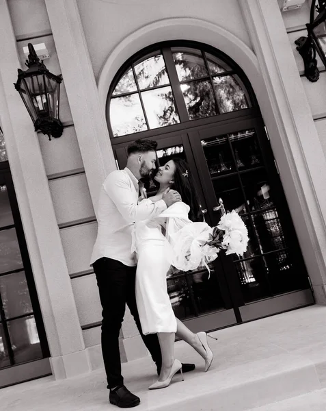 Bonito Casal Recém Casado Caucasiano Vestido Branco Com Buquê Peônias — Fotografia de Stock