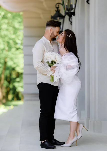 Schönes Kaukasisches Brautpaar Weißen Kleid Mit Einem Strauß Weißer Pfingstrosen — Stockfoto