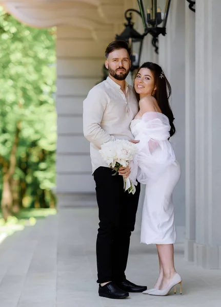 Pasangan Pengantin Baru Yang Cantik Dengan Gaun Putih Dengan Karangan — Stok Foto
