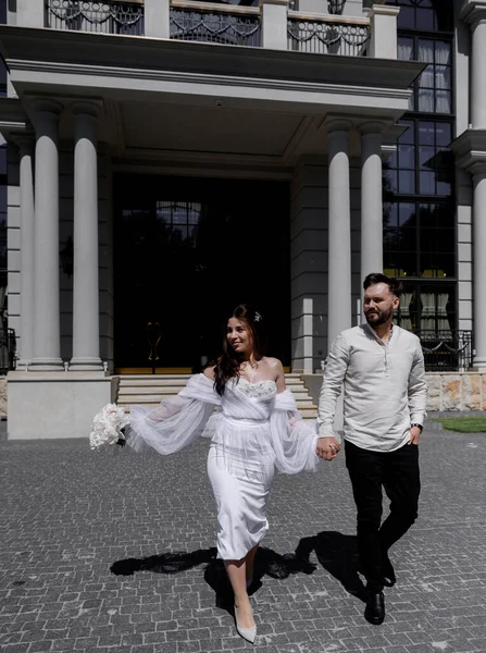 Belo Casal Recém Casado Caucasiano Com Vestido Branco Com Buquê — Fotografia de Stock