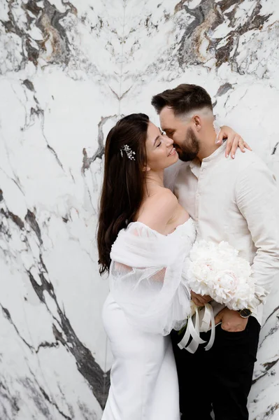 Bonito Casal Recém Casado Caucasiano Jovem Posando Fundo Parede Mármore — Fotografia de Stock