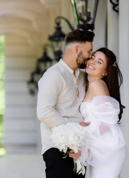 Pasangan Pengantin Baru Yang Cantik Dengan Gaun Putih Dengan Karangan — Stok Foto