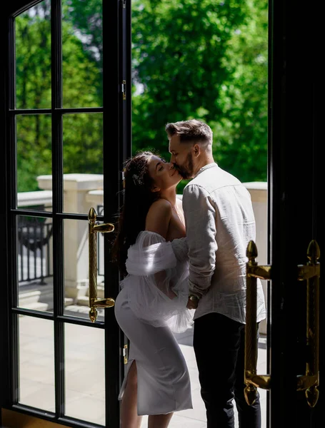 Schöne Junge Kaukasische Brautpaar Küsst Und Umarmt Auf Dem Balkon — Stockfoto