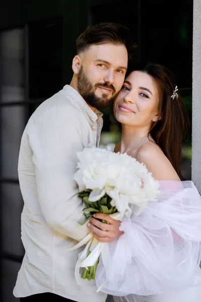 Bonito Casal Recém Casado Caucasiano Vestido Branco Com Buquê Peônias — Fotografia de Stock