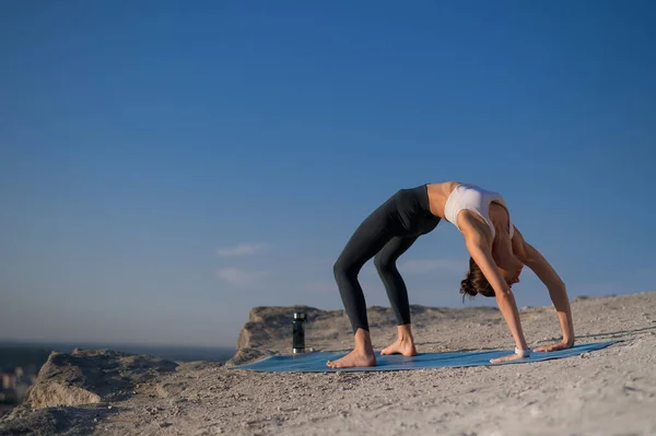 Mooi Slank Blank Meisje Oefent Yoga Een Rots Tegen Hemel — Stockfoto