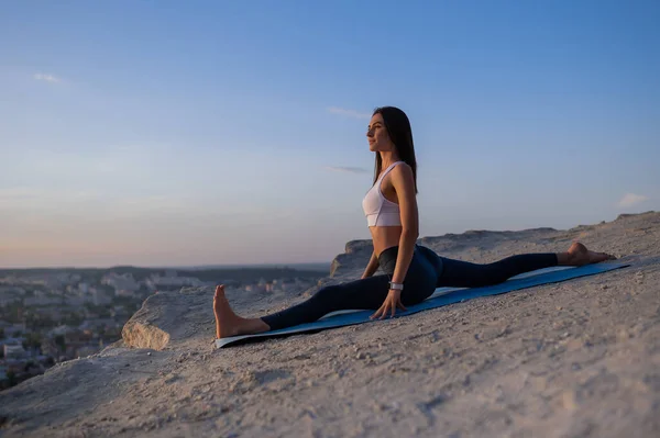 Beautiful Young Caucasian Girl Doing Yoga Doing Split Rocks Backdrop — Stock Photo, Image