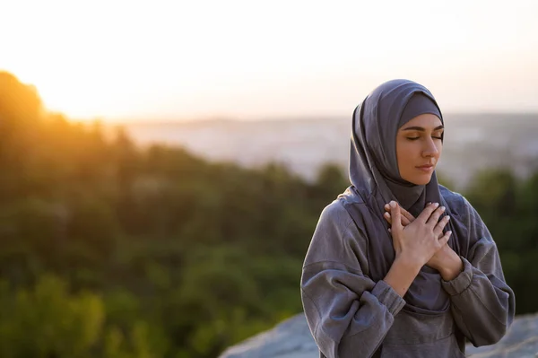 Beautiful Young Girl Hijab Meditates Practices Yoga Background Sunset Landscape — Stock Photo, Image