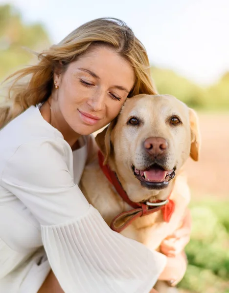 Retrato Una Joven Hermosa Rubia Abrazando Perro Labrador Color Claro — Foto de Stock