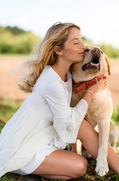 Porträt Einer Jungen Schönen Blonden Mädchen Küsst Ihren Hellen Labrador — Stockfoto