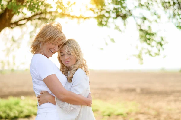 Porträtt Vacker Blond Mor Med Sin Blonda Dotter Kramande Ett — Stockfoto