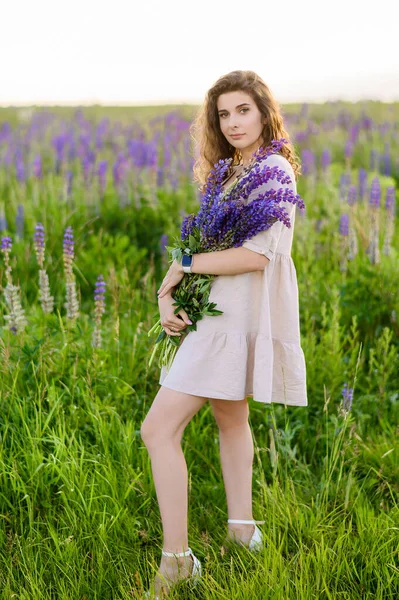 Egy Fiatal Gyönyörű Kaukázusi Lány Pózol Egy Csokor Csillagvirággal Naplemente — Stock Fotó
