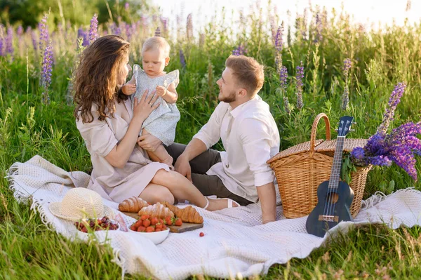 Beautiful Caucasian Young Family Dad Mom Little Baby Girl Sitting — Fotografia de Stock