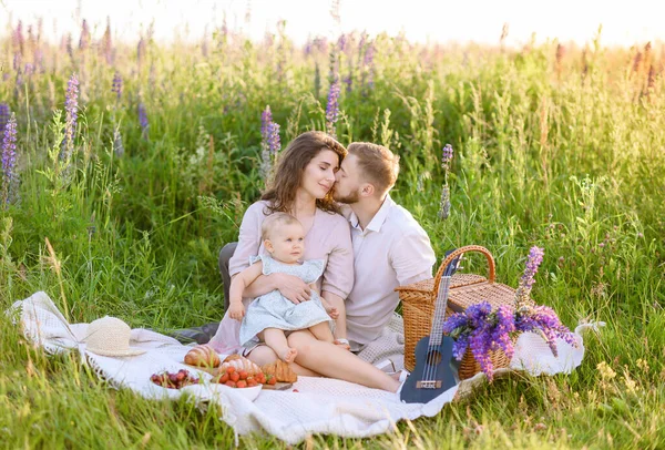 Hermosa Familia Joven Caucásica Papá Mamá Con Una Niña Pequeña —  Fotos de Stock