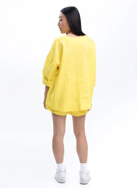 Прекрасна Азіатська Дівчина Жовтому Лляному Костюмі Висить Проти Білої Стіни — стокове фото