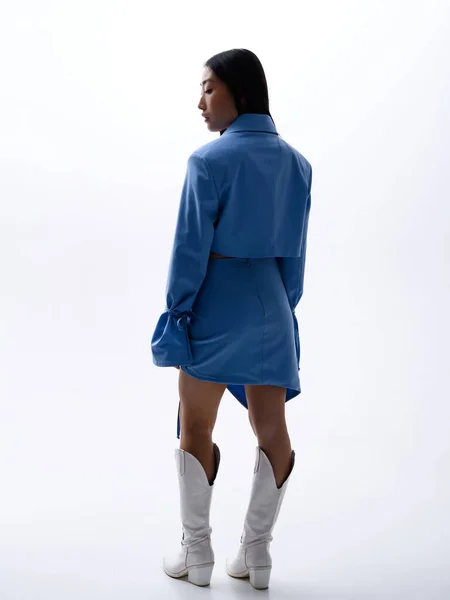Uma Bela Menina Asiática Terno Azul Posa Contra Uma Parede — Fotografia de Stock