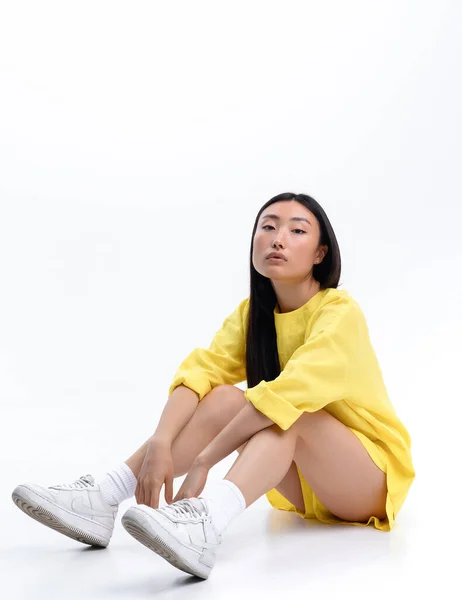 Menina Asiática Bonita Terno Casual Linho Amarelo Posando Contra Uma — Fotografia de Stock