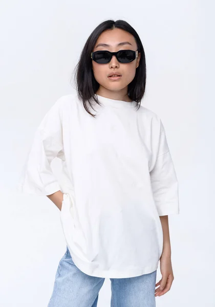 Beautiful Asian Girl White Shirt Blue Jeans Poses White Wall — Stock fotografie