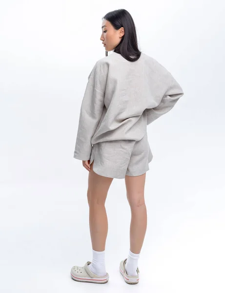 Beautiful Asian Girl Gray Linen Casual Suit Posing White Wall — Stock fotografie