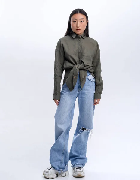 Menina Asiática Bonita Uma Camisa Linho Verde Jeans Casuais Posando — Fotografia de Stock
