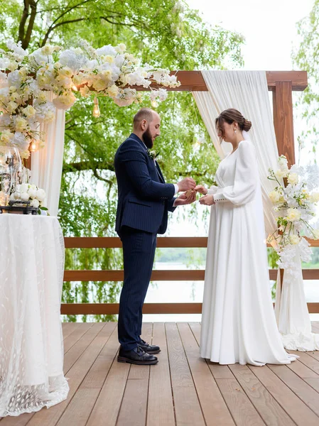 Young Beautiful Couple Newlyweds Pose Background Wedding Ceremony Arch Background — Stockfoto
