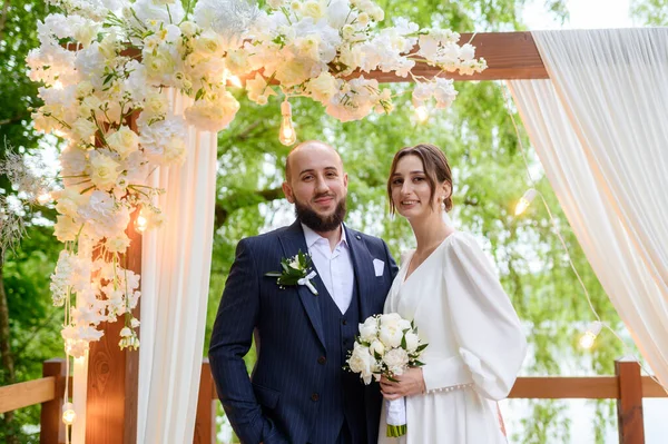 Young Beautiful Couple Newlyweds Pose Background Wedding Ceremony Arch Background — Stok Foto