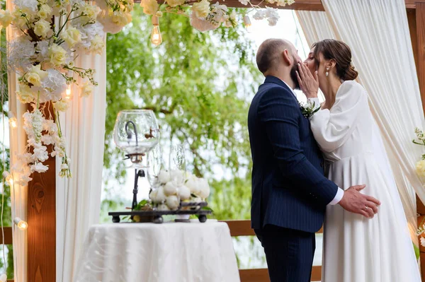 Young Beautiful Couple Newlyweds Kissing Background Wedding Ceremony Arch Background — Stockfoto