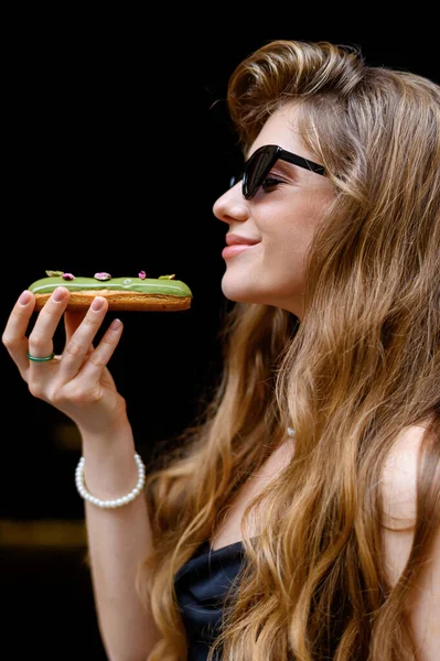 Beautiful Caucasian Girl Black Dress Sunglasses Holds Eclair Her Hands — Stock Photo, Image