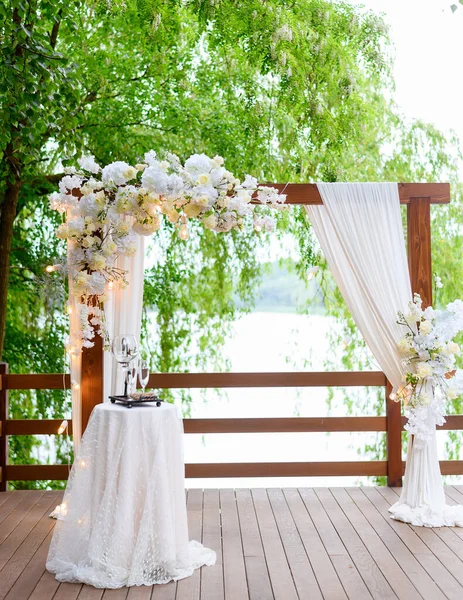 Schöner Sommer Hochzeitsbogen Für Zeremonien Wald Vor Dem Hintergrund Des Stockfoto