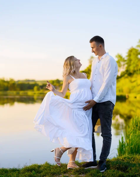 Beautiful Young Pregnant Woman Her Husband Forest Sunset Background Lake — 图库照片