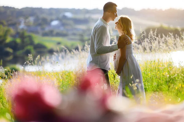 Beautiful Young Pregnant Woman Her Husband Forest Sunset Picnic Sitting — Stockfoto