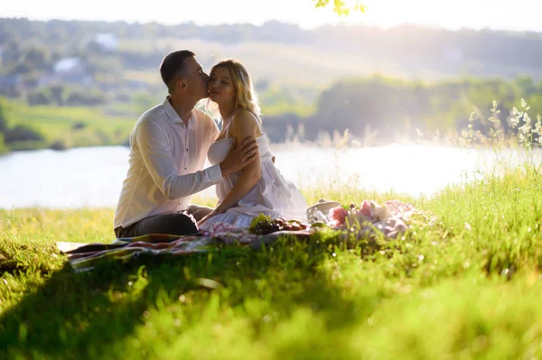 Beautiful Young Pregnant Woman Her Husband Forest Sunset Picnic Sitting — Stockfoto