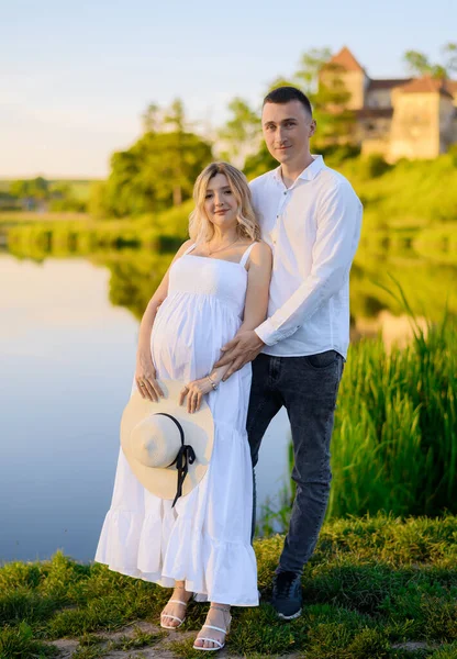 Hermosa Joven Embarazada Con Marido Bosque Atardecer Sobre Fondo Del —  Fotos de Stock