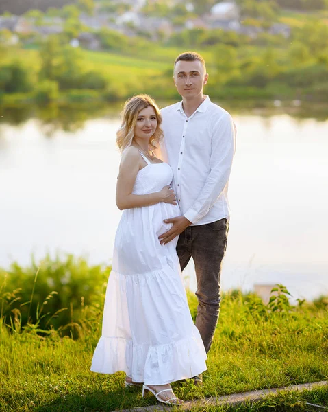 Hermosa Joven Embarazada Con Marido Bosque Atardecer Fondo Del Lago —  Fotos de Stock