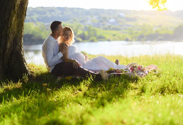 Beautiful Young Pregnant Woman Her Husband Forest Sunset Picnic Sitting — Stockfoto