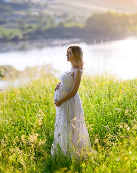 Hermosa Joven Embarazada Bosque Atardecer Fondo Del Lago —  Fotos de Stock