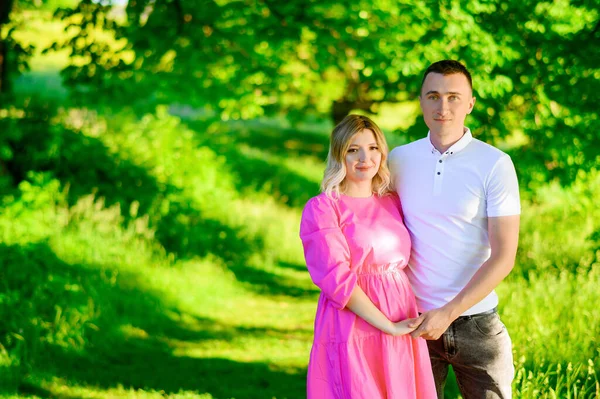 Beautiful Young Couple Man Pregnant Woman Forest Sunset — Stock Photo, Image