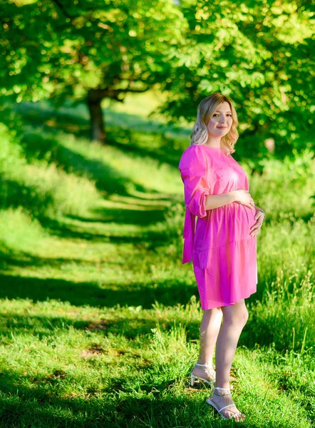 Hermosa Joven Embarazada Bosque Atardecer Vestido Rosa —  Fotos de Stock